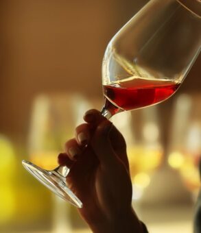 3 Τρόποι να Απολαύσετε Καλύτερα ένα Μπουκάλι Κρασί στο Σπίτι