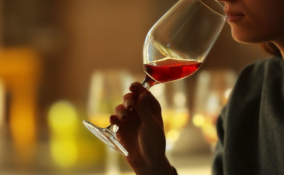 3 Τρόποι να Απολαύσετε Καλύτερα ένα Μπουκάλι Κρασί στο Σπίτι