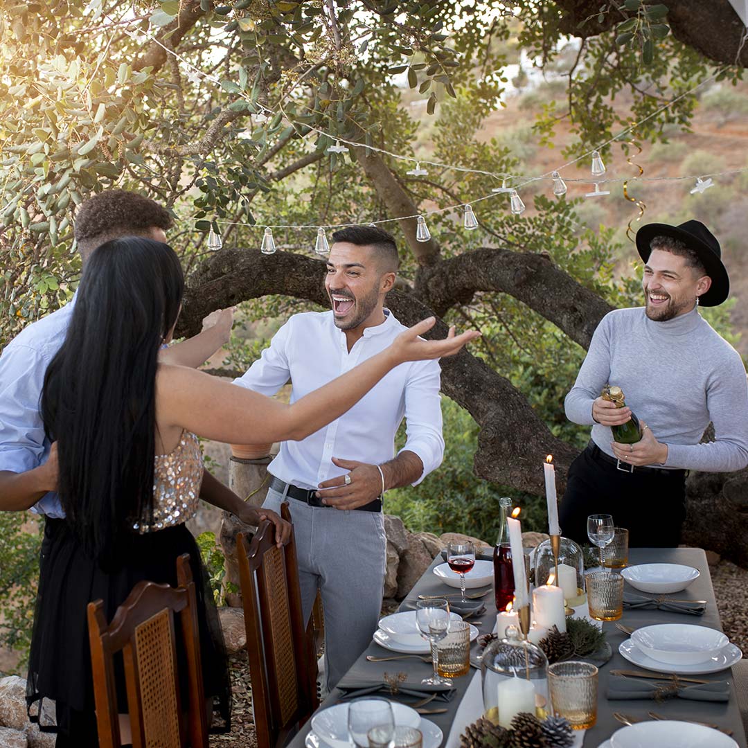 Στιγμή με κρασί και φίλους